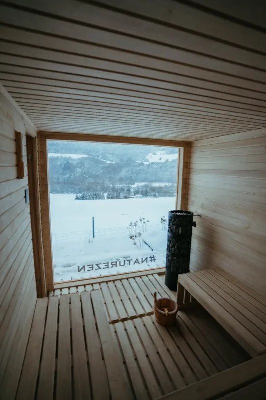Sauna s výhľadom na zasneženú krajinu