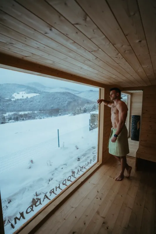 Muž relaxujúci v saune