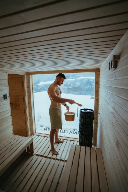 Saunovanie s polievaním kameňov